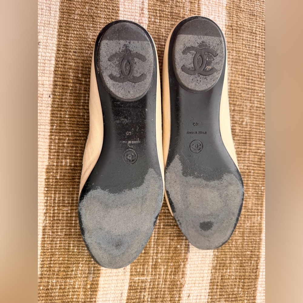 CHANEL Black and Cream Flats - Picture 2 of 5